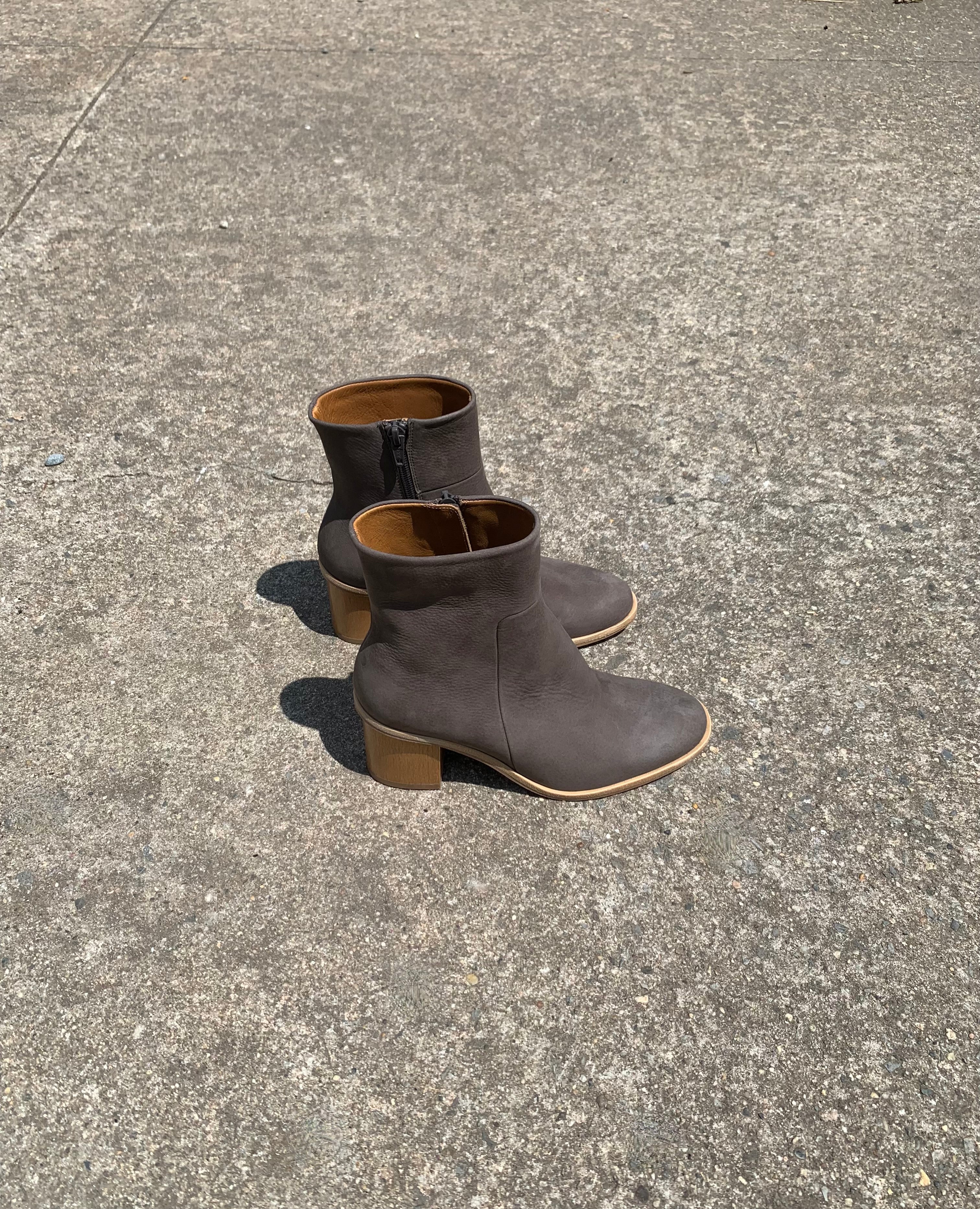 warehouse sale boots fog nubuck